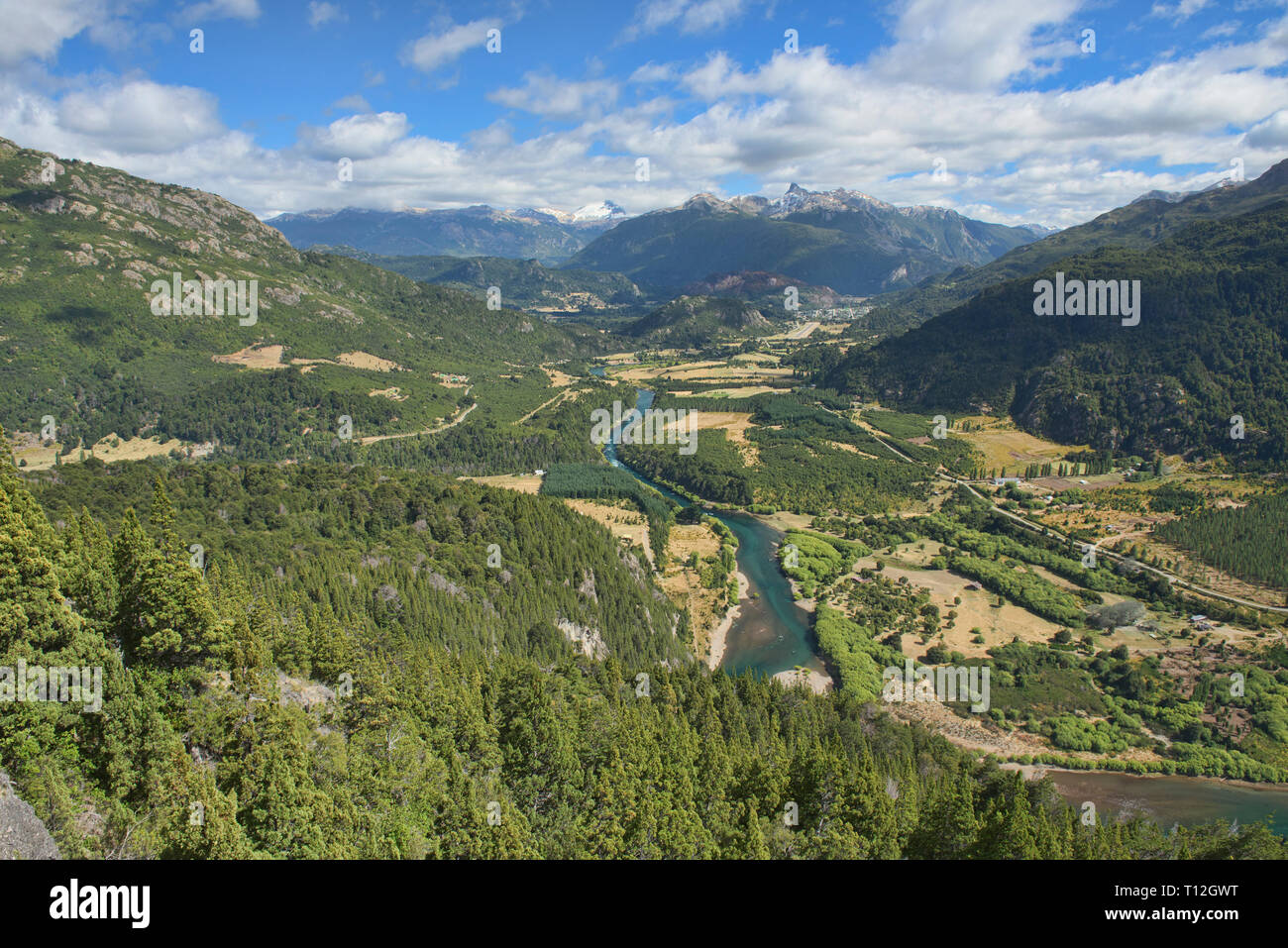 Vue sur la majestueuse rivière Futaleufú avec pic Cerro Teta derrière, Réserve de Futaleufú, en Patagonie, au Chili Banque D'Images