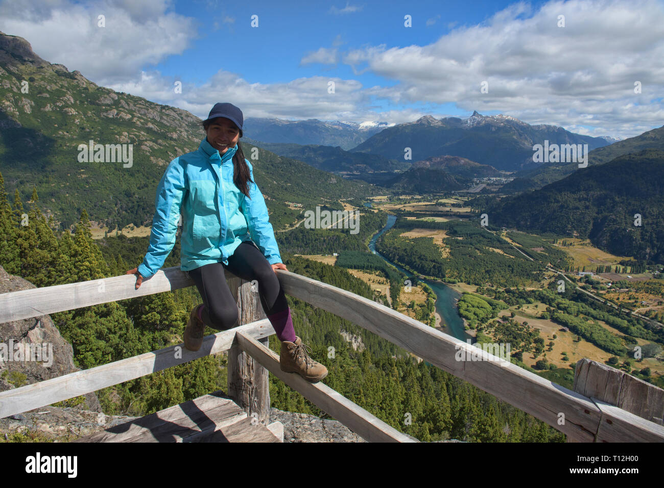 Profiter de la vue au-dessus de la puissante rivière Futaleufú Futaleufú, Réserver, Patagonie, Chili Banque D'Images