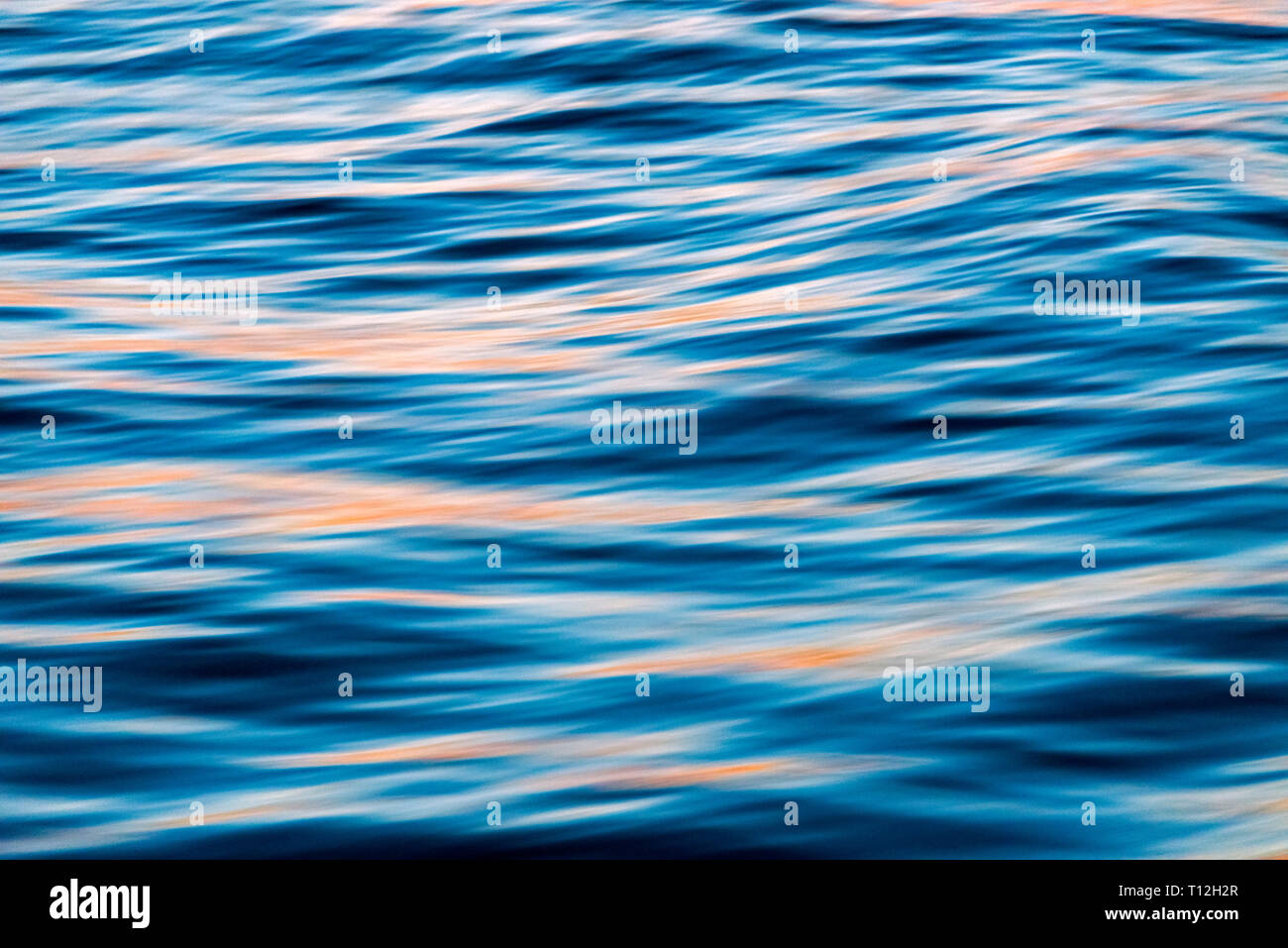 Les vagues de l'océan au coucher du soleil, le Groenland Banque D'Images