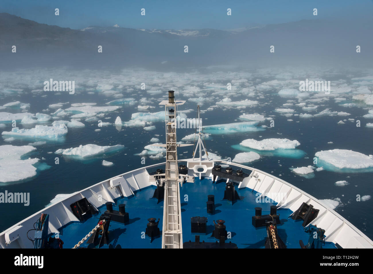 Navire naviguant sur l'océan avec la glace flottante en Prins Christian Sund, Groenland Banque D'Images