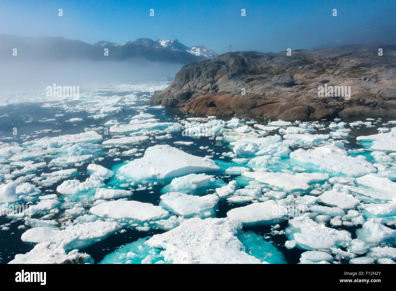 La glace flottant sur l'océan et l'île de Prins Christian Sund, Groenland Banque D'Images