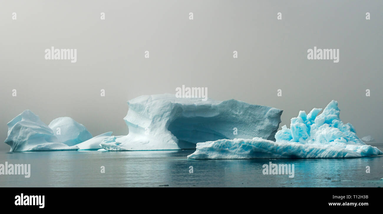 Blue iceberg dans le fjord de Narsarsuaq, Groenland Banque D'Images