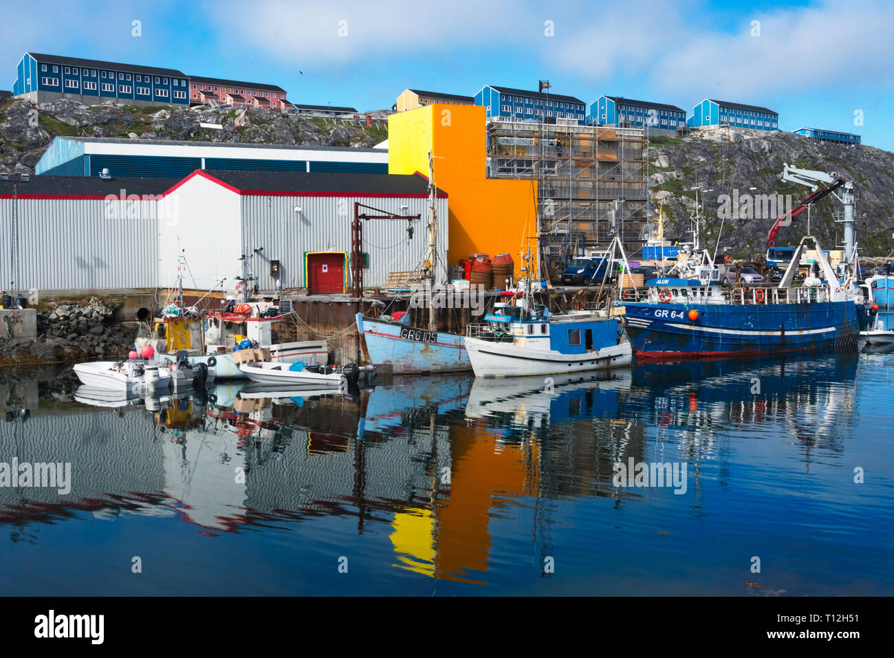 Bateaux de pêche dans le port colonial, Nuuk, Groenland Banque D'Images