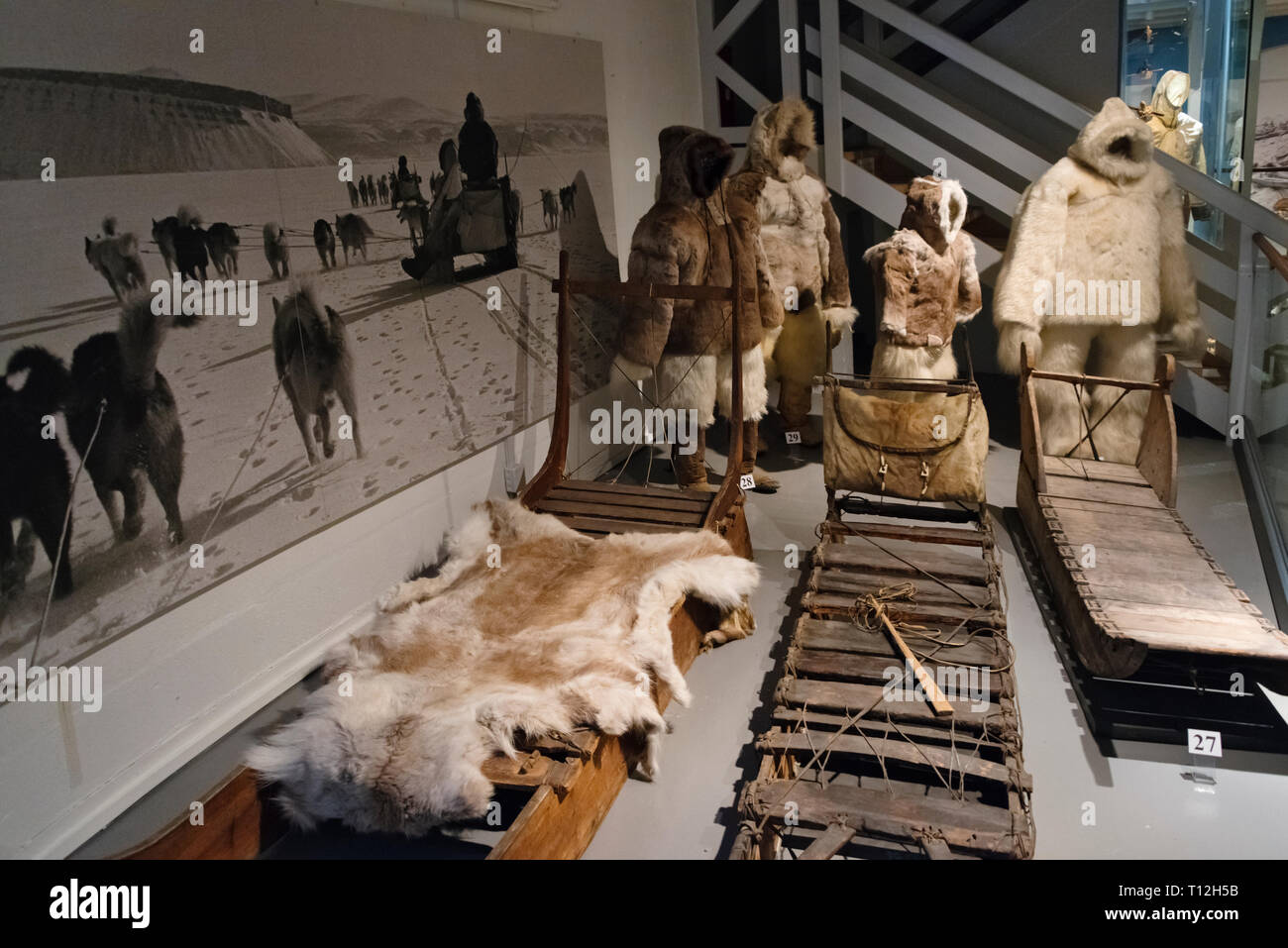 Affichage de vêtements au début de la vie du peuple inuit au Musée National, Nuuk, Groenland Banque D'Images