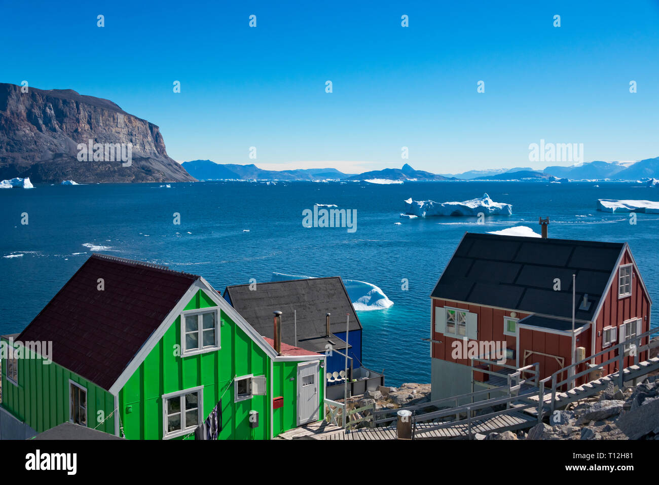 Maisons peintes de couleurs vives avec Uummannaq Fjord, Groenland Banque D'Images