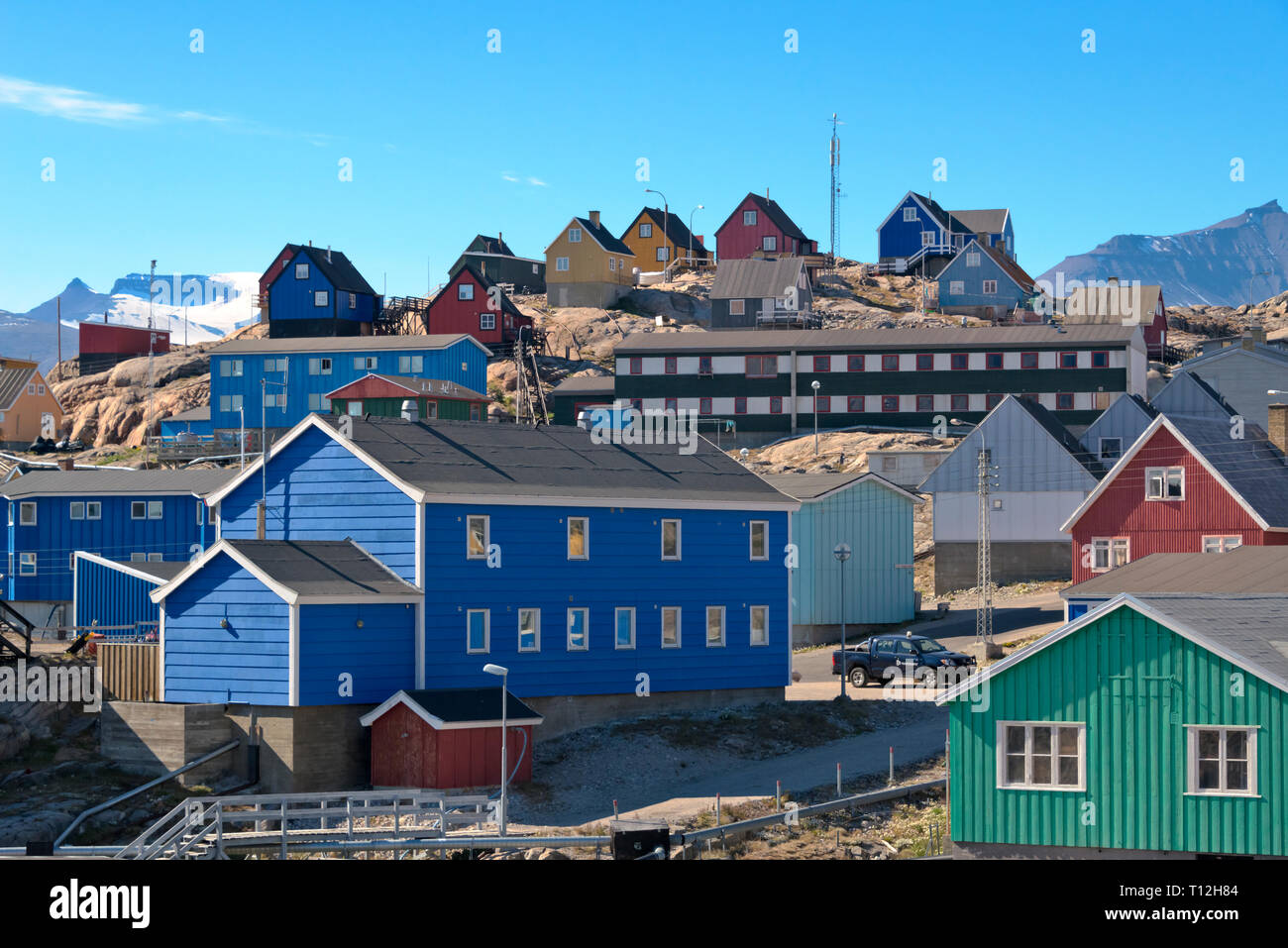 Maisons peintes de couleurs vives sur l'île, Uummannaq (Groenland) Banque D'Images