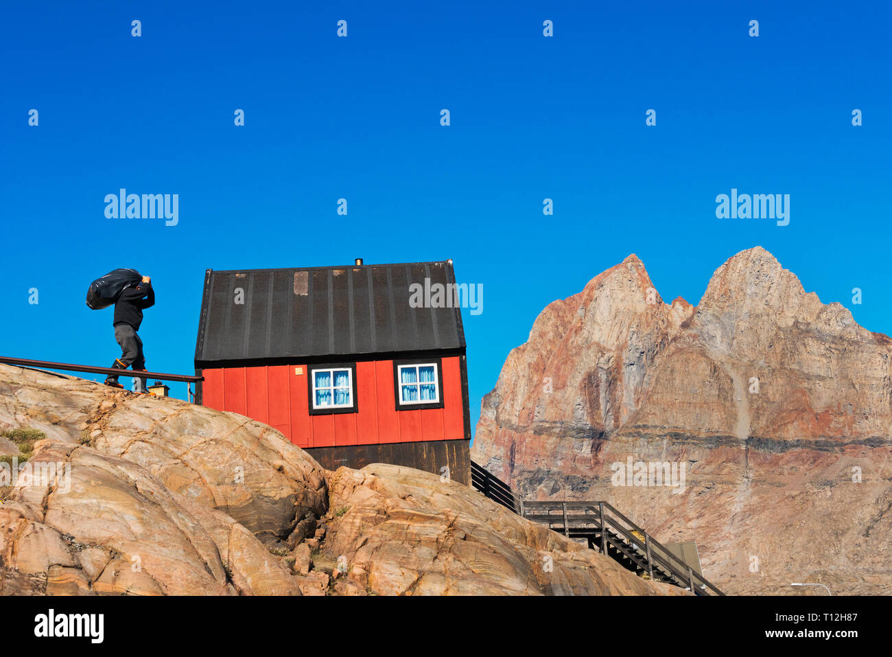 Maison peint de couleurs vives, sur l'île, Uummannaq (Groenland) Banque D'Images