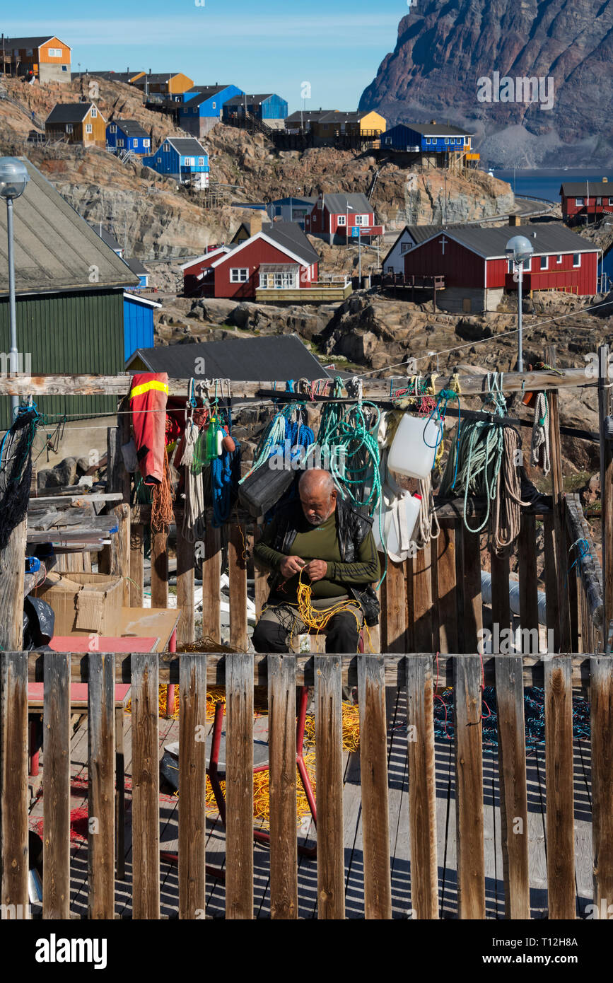 Travaillant avec des cordes, pêcheur Uummannaq (Groenland) Banque D'Images