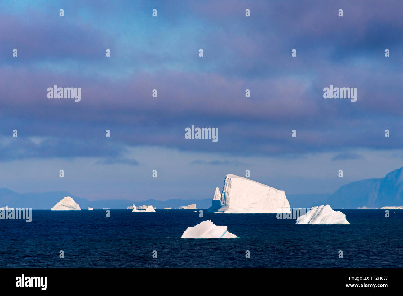 Iceberg flottant dans l'océan, Groenland Banque D'Images
