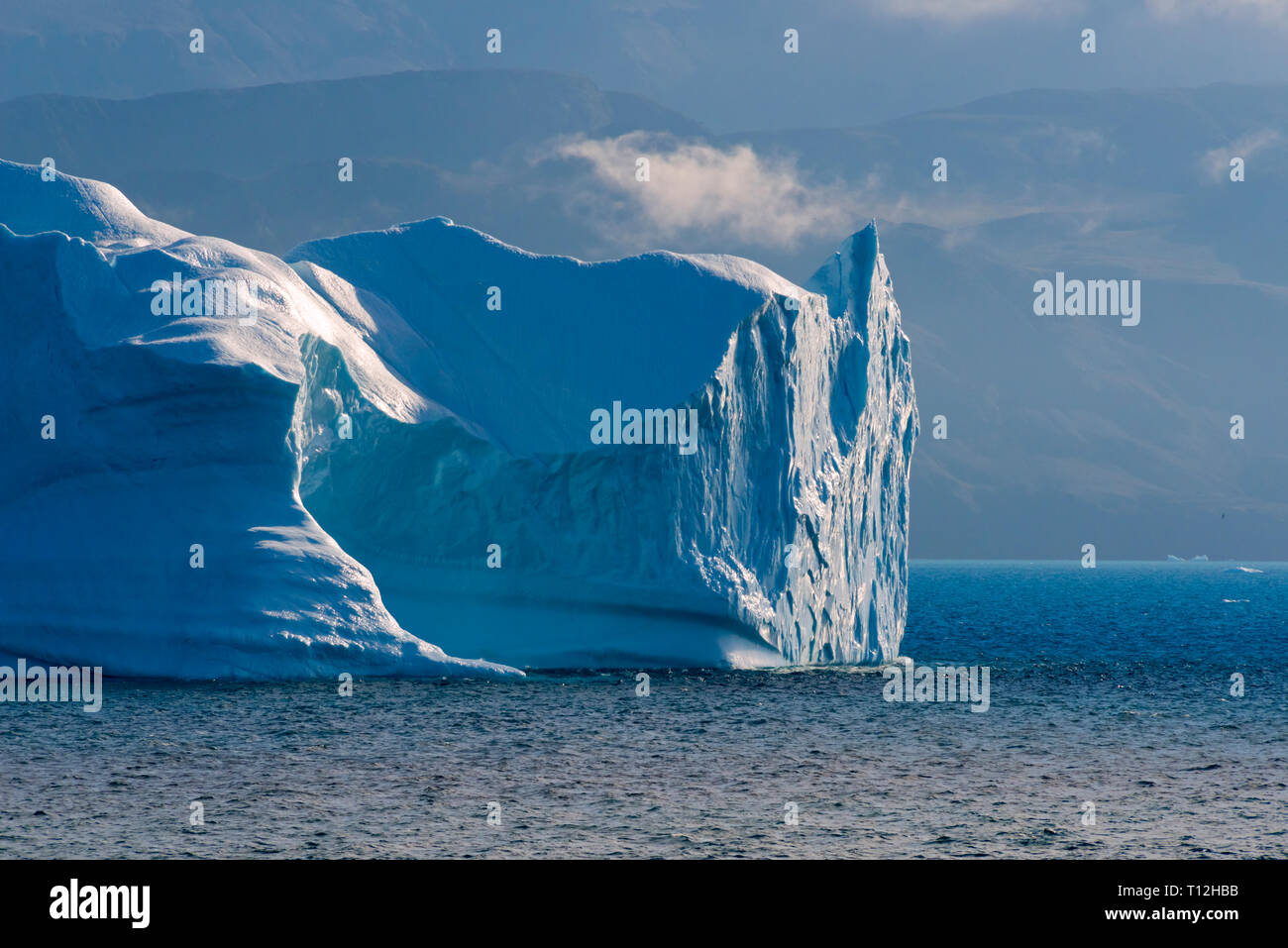 Iceberg flottant dans l'océan, Groenland Banque D'Images