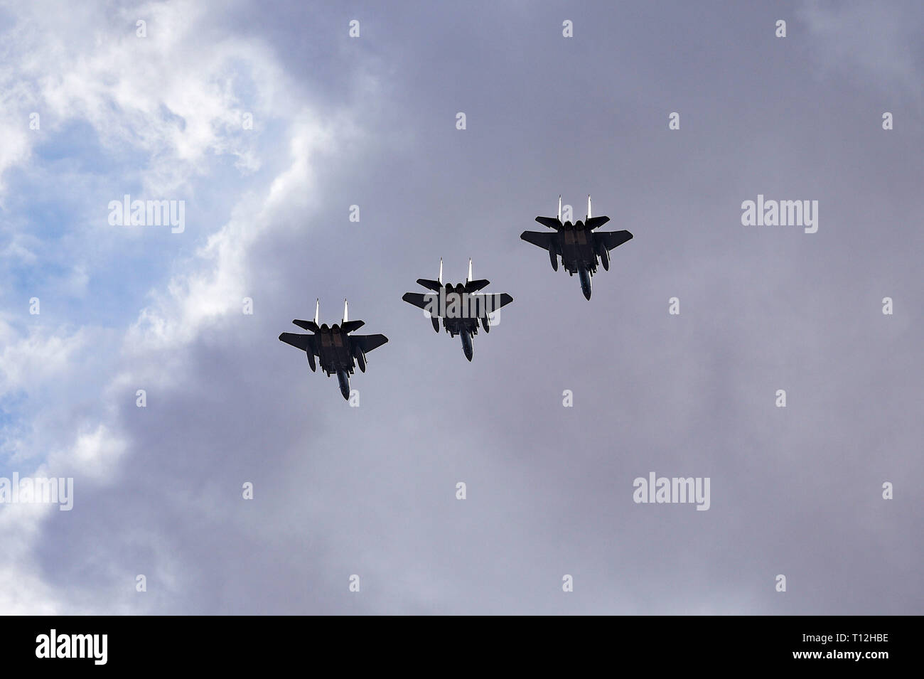Trois République de Singapour Air Force F-15E Strike Eagle avions de se préparer à atterrir après avoir effectué une sortie au cours de l'exercice Red Flag 19-2 à Nellis Air Force Base, Nevada, le 21 mars 2019. La Force aérienne de la République de Singapour a participé au drapeau rouge 19-2 comme l'un des pays alliés des États-Unis. (U.S. Air Force photo par un membre de la 1re classe dépositaire A. Darbasie) Banque D'Images