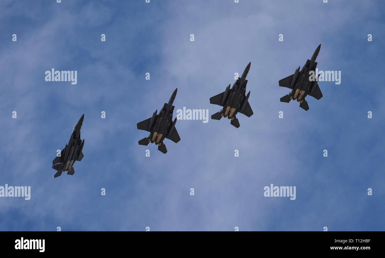 4 République de Singapour Air Force F-15E Strike Eagle avions de se préparer à atterrir après avoir effectué une sortie au cours de l'exercice Red Flag 19-2 à Nellis Air Force Base, Nevada, le 21 mars 2019. Drapeau rouge a formé plus de 506 000 militaires, dont plus de 157 000 membres d'équipage aux commandes plus de 411 000 sorties et totalisant plus de 757 000 heures de vol. (U.S. Air Force photo par un membre de la 1re classe dépositaire A. Darbasie) Banque D'Images