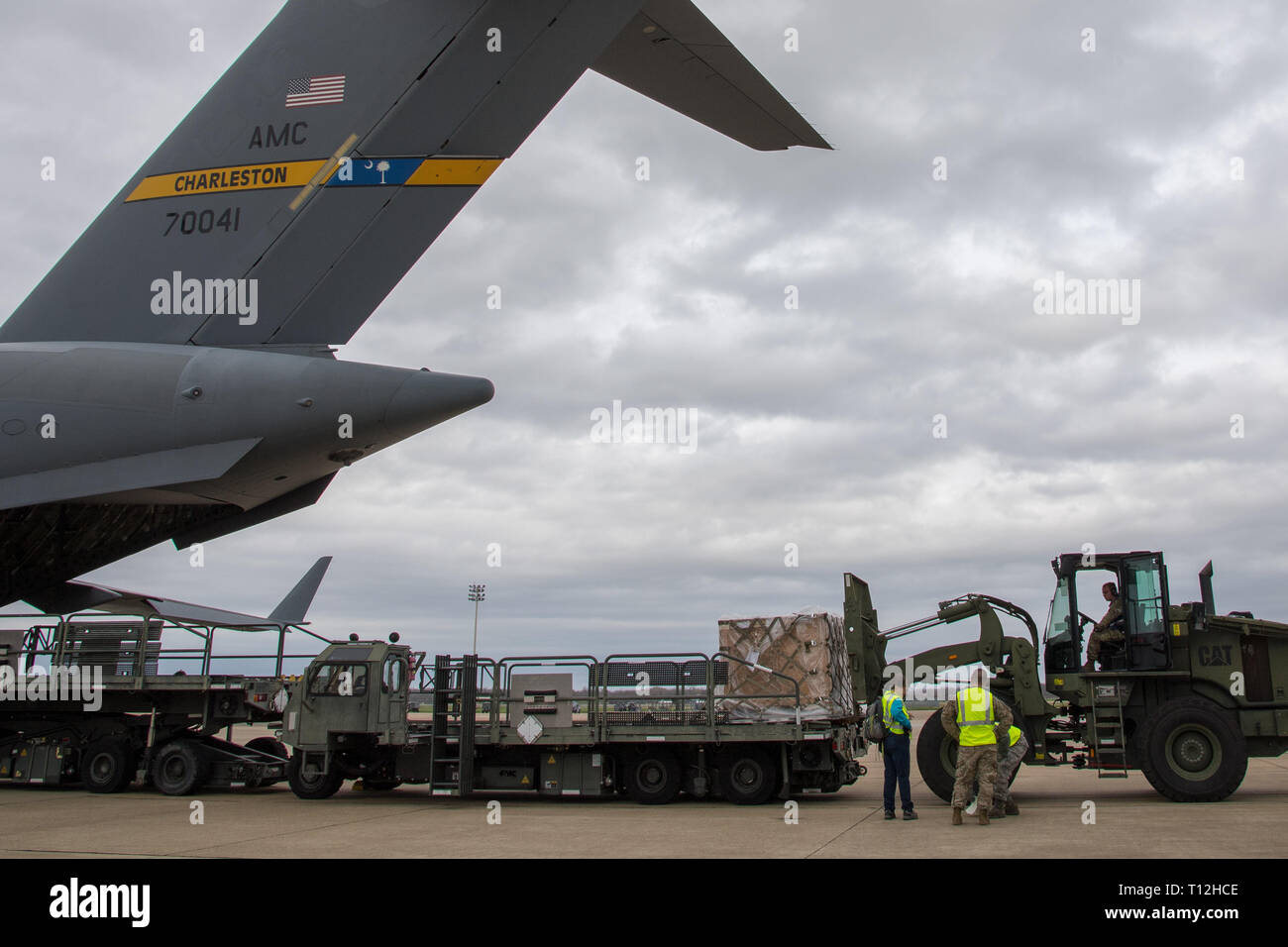 Aviateurs du 2e Escadron de préparation logistique de l'équipement de charge sur un C-17 Globemaster III à la base aérienne de Barksdale, en Louisiane, le 7 mars 2019. La cargaison a été essentiel pour soutenir le déploiement des aviateurs à RAF Fairford, Angleterre. (U.S. Photo de l'Armée de l'air par la Haute Airman Cassandra Johnson) Banque D'Images