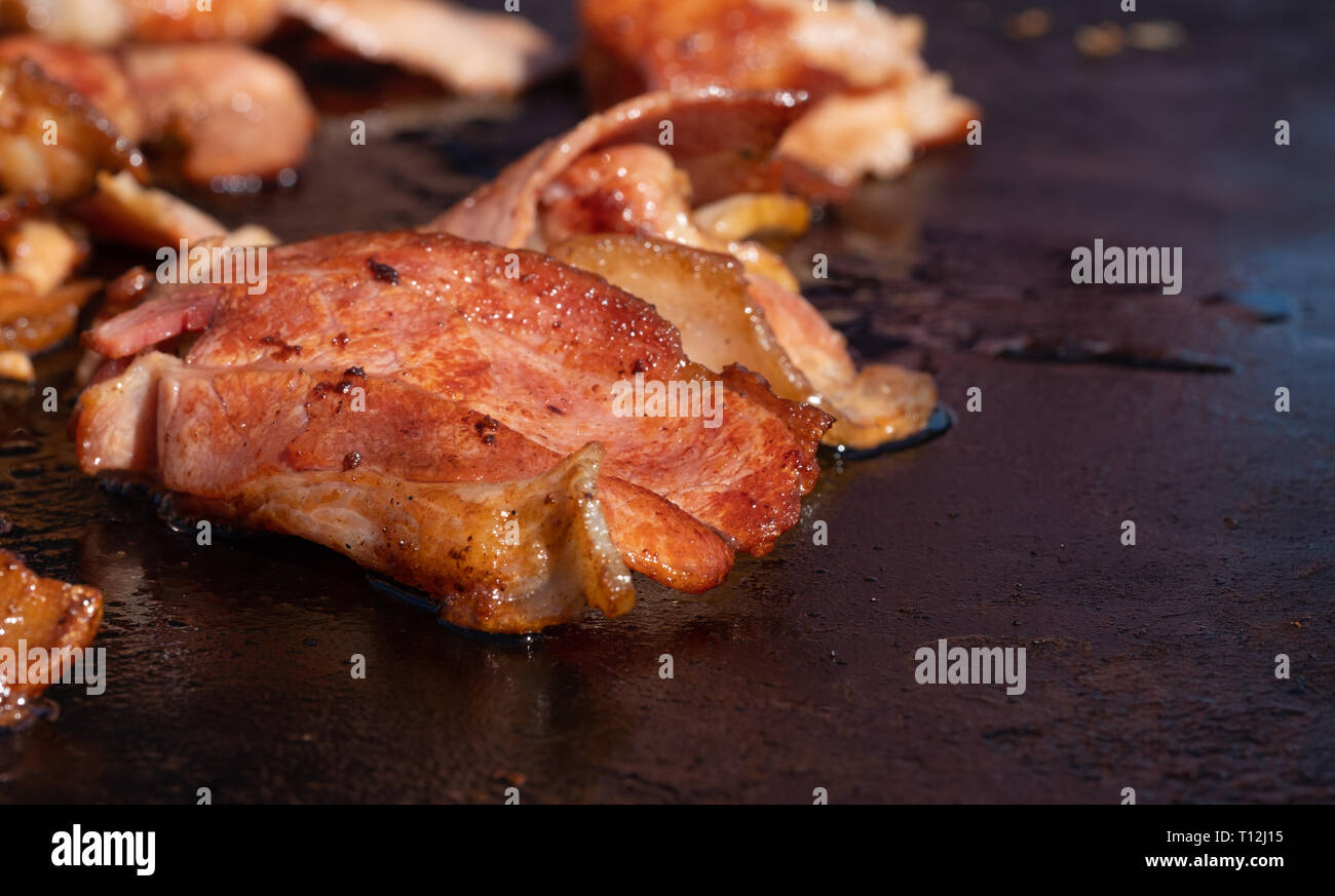Libre de droit d'un bacon de cuisson sur un barbecue à un collecteur de fonds d'école le jour des élections en Australie Banque D'Images