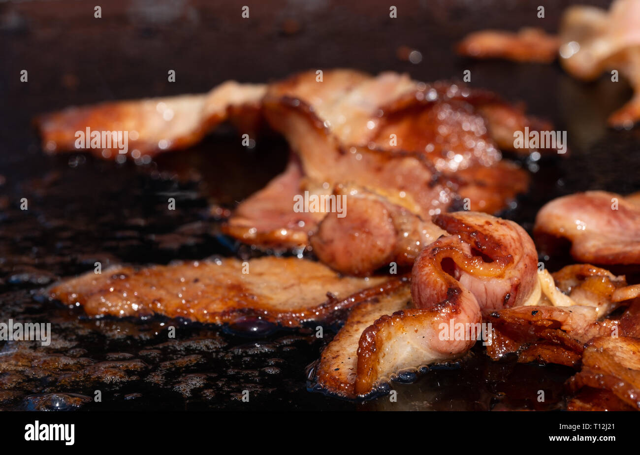 Libre de droit d'un bacon de cuisson sur un barbecue à un collecteur de fonds d'école le jour des élections en Australie Banque D'Images