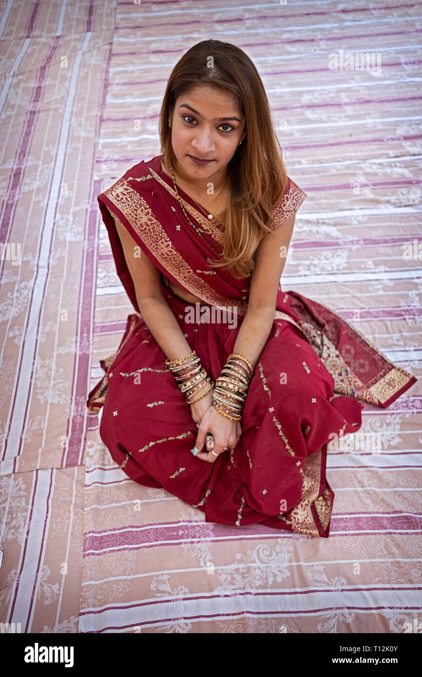 Portrait d'une jolie pose femme hindoue dans un sari prise à un temple à South Richmond Hill, Queens, New York. Banque D'Images