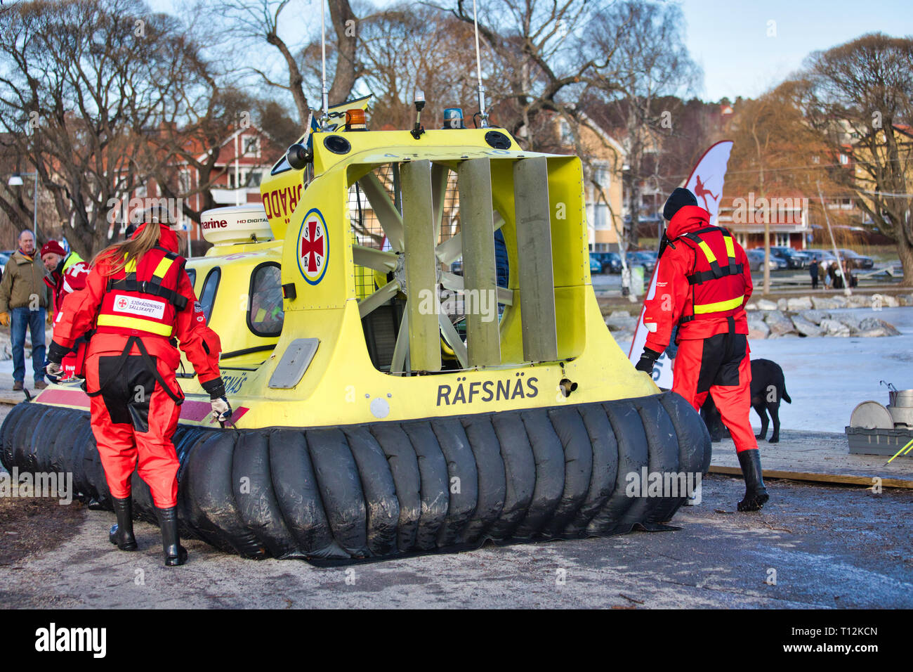 L'objet de l'aéroglisseur de la Société de sauvetage mer suédois déménagement depuis le lac Malaren, Sigtuna, Suède, Scandinavie Banque D'Images