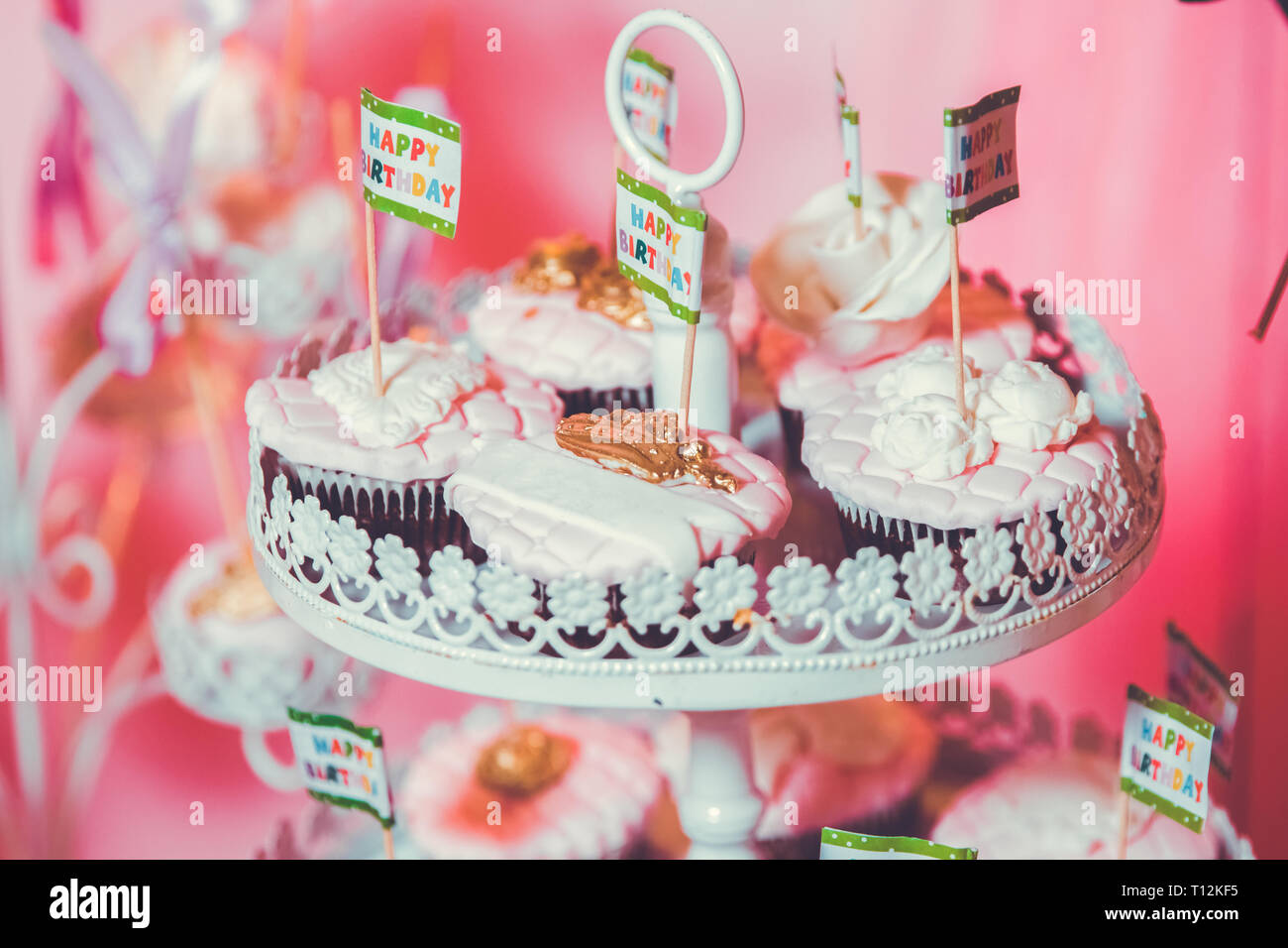 Candy bar. Table de Banquet plein de desserts et un assortiment de bonbons. pie et du gâteau. Pâte rose Banque D'Images