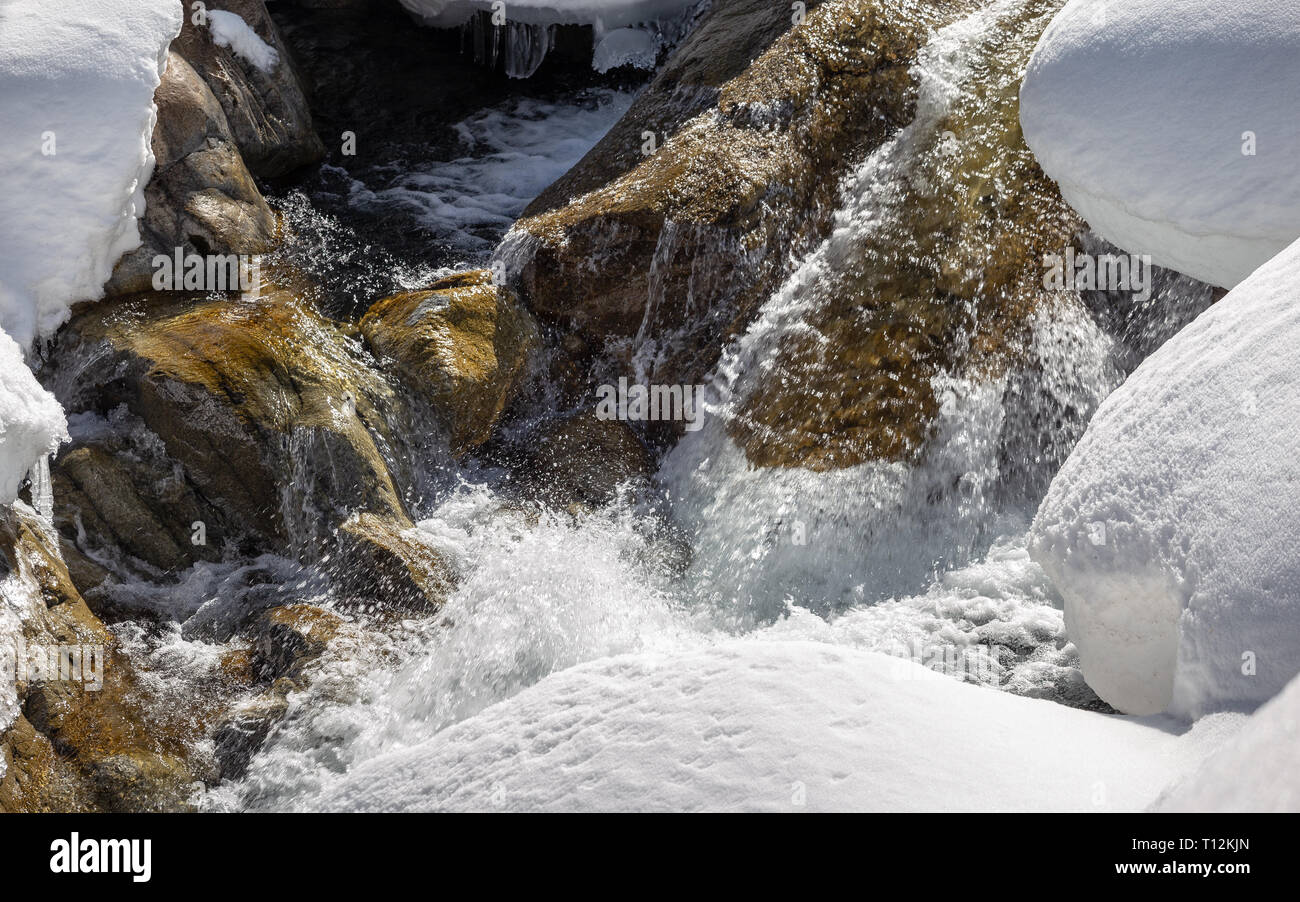 Torrent en hiver. Stubaital. Autriche. Alpes Autrichiennes. Banque D'Images