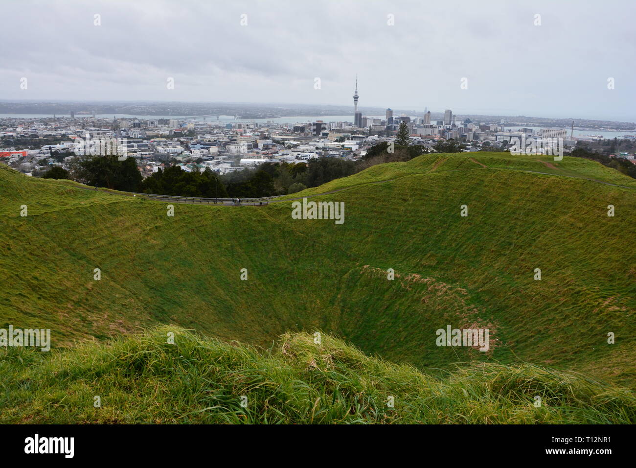 Maungawhau (Mount Eden) cône volcanique et la ville au loin, Auckland, Nouvelle-Zélande. Banque D'Images
