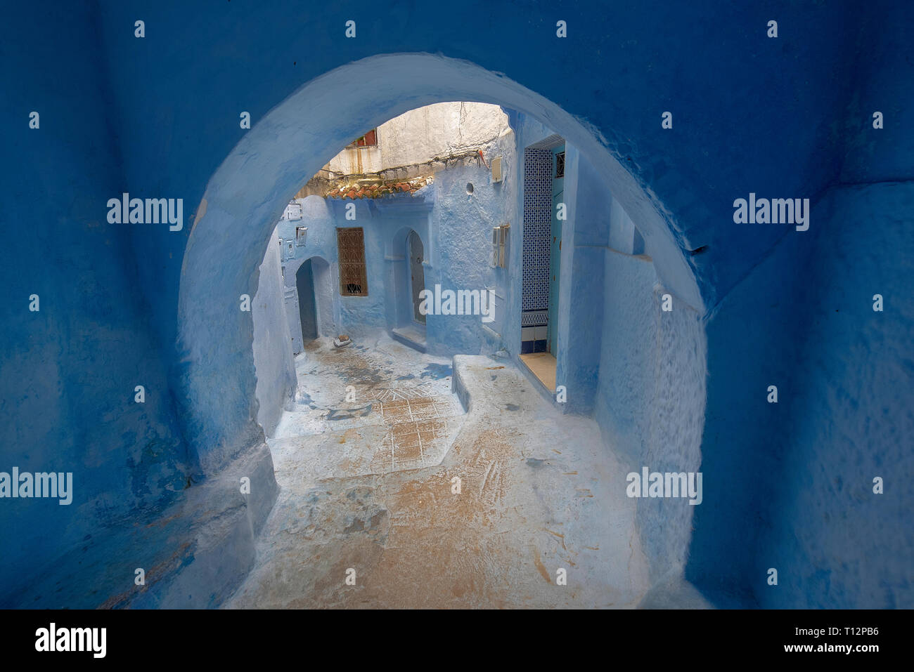 Rue de la ville bleue dans la médina. Des détails architecturaux traditionnels marocains et des maisons peintes. CHEFCHAOUEN, MAROC Banque D'Images