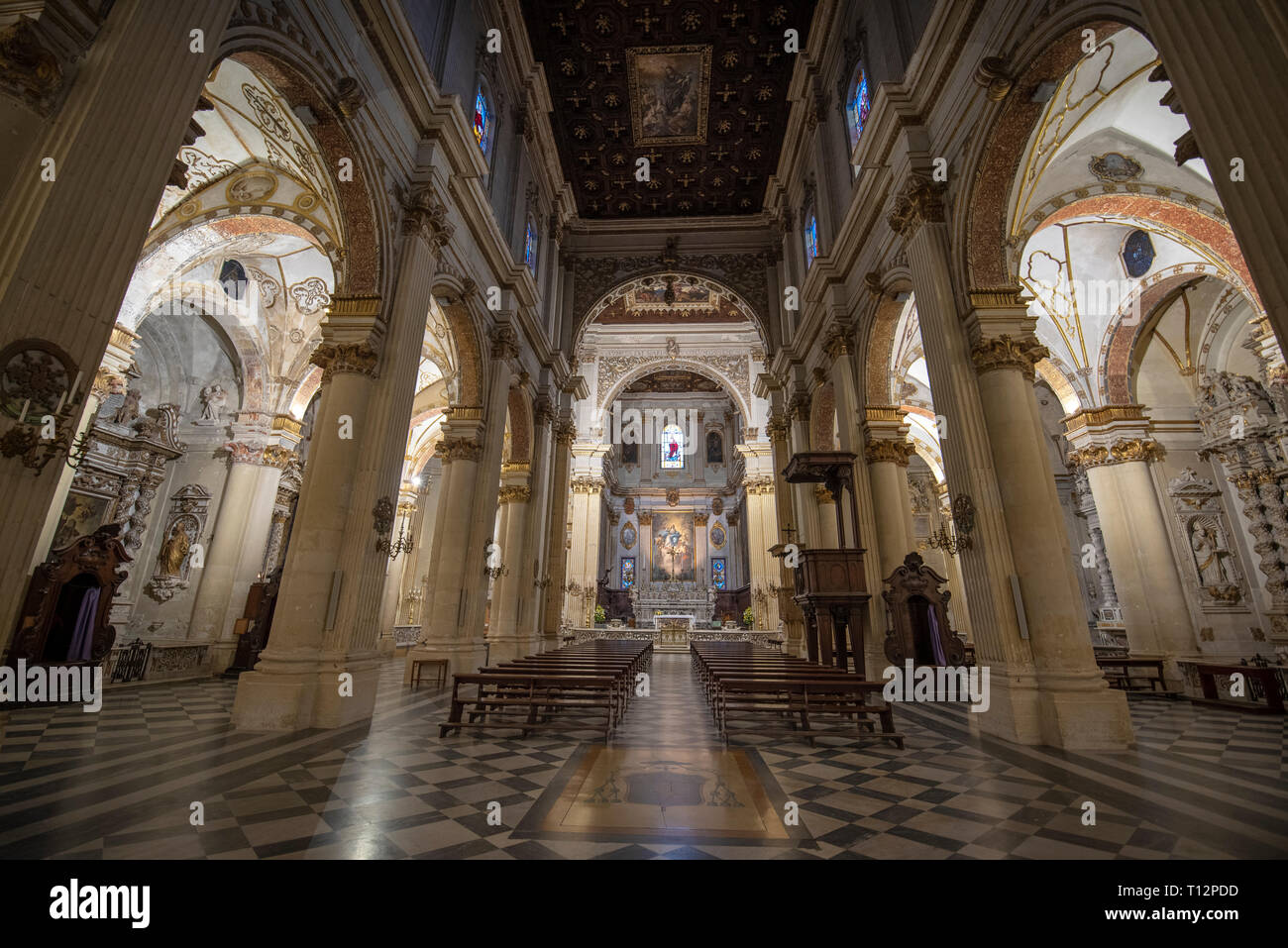LECCE, Pouilles, Italie - à l'intérieur intérieur de la cathédrale de la Vierge Marie ( Basilica di Santa Maria Assunta in Cielo ). Église sur la Piazza del Duomo. Banque D'Images