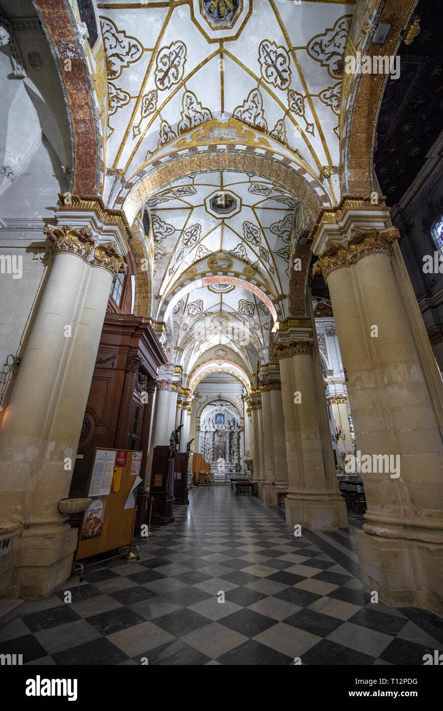LECCE, Pouilles, Italie - à l'intérieur intérieur de la cathédrale de la Vierge Marie ( Basilica di Santa Maria Assunta in Cielo ). Église sur la Piazza del Duomo. Banque D'Images