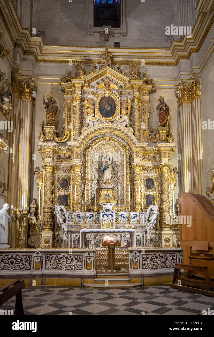LECCE, Pouilles, Italie - à l'intérieur intérieur de la cathédrale de la Vierge Marie ( Basilica di Santa Maria Assunta in Cielo ). Église sur la Piazza del Duomo. Banque D'Images