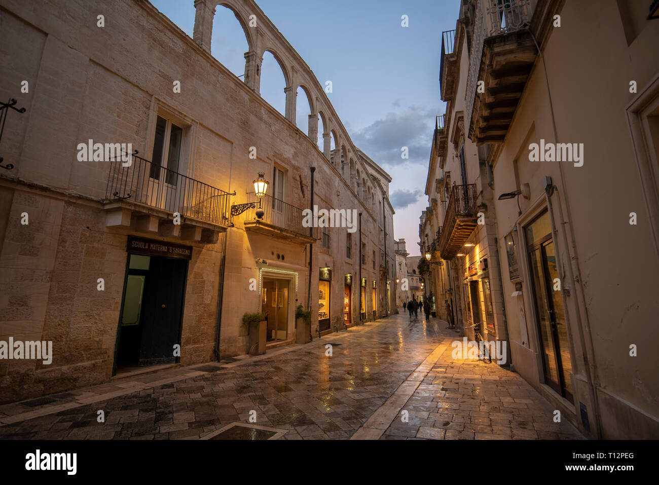 Lecce, Pouilles, Italie - rue médiévale et du centre historique de la vieille ville. Voir le détail et d'une ancienne porte, statues et façade de maisons Banque D'Images
