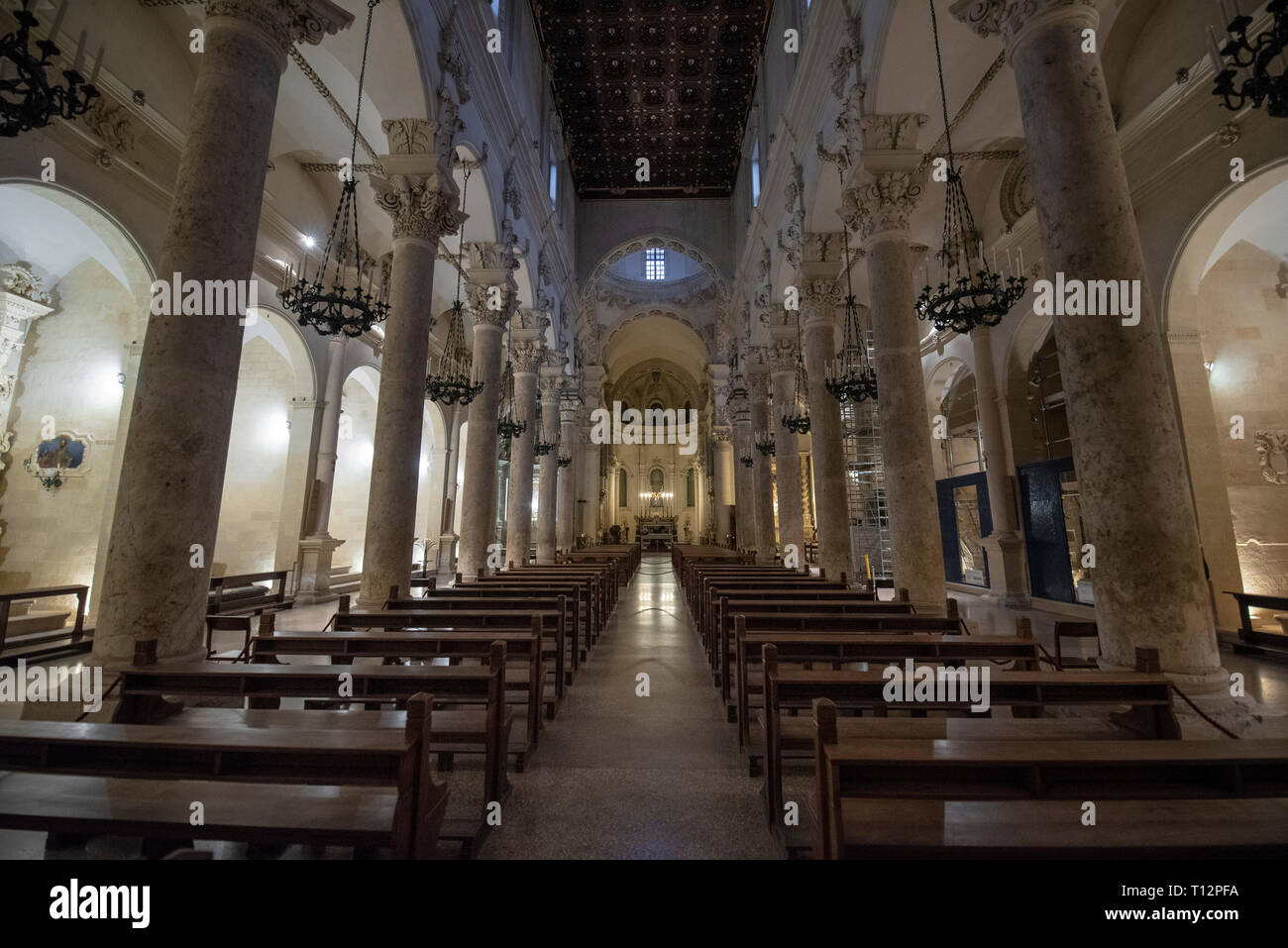 LECCE, Pouilles, Italie - intérieur intérieur en restauration de l'église de la Sainte Croix (Basilique Santa Croce) - Magnifique église baroque Banque D'Images