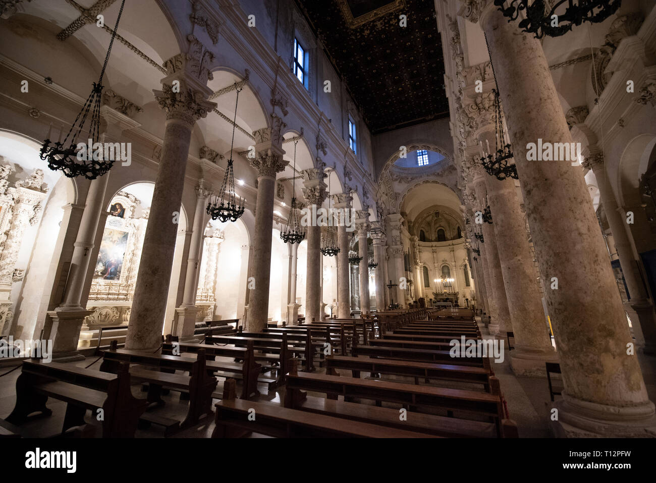 LECCE, Pouilles, Italie - intérieur intérieur en restauration de l'église de la Sainte Croix (Basilique Santa Croce) - Magnifique église baroque Banque D'Images
