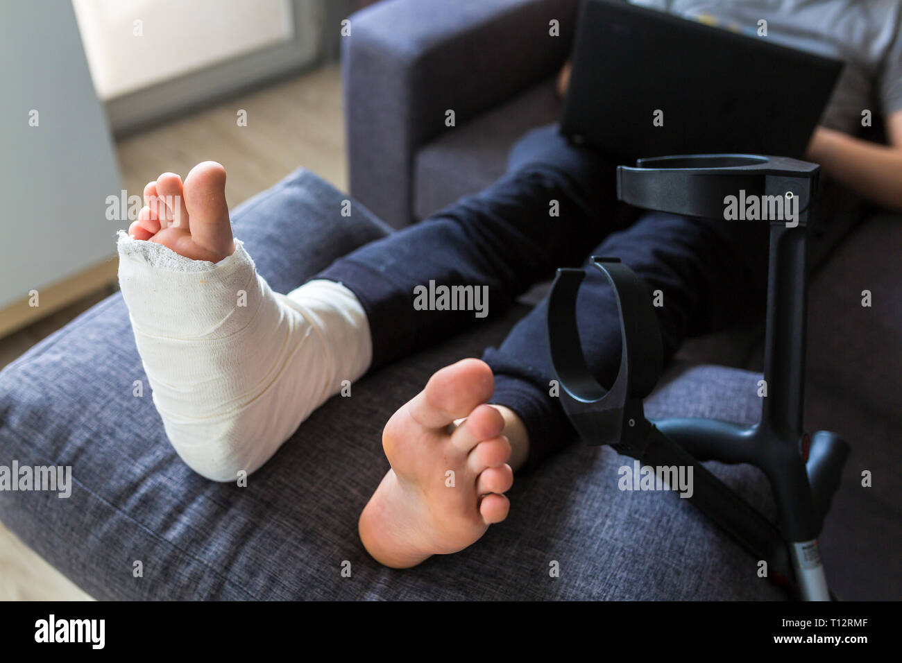 Relié à la maison avec une jambe dans le plâtre Banque D'Images