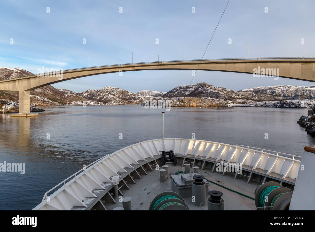 Croisière à travers les Fjords norvégiens en hiver. Vue depuis l'avant d'un navire de croisière. Banque D'Images