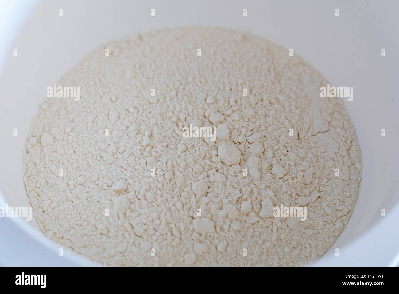 La farine de blé entier à bol en bois. Farine de blé, farine complète également Photo Stock Alamy
