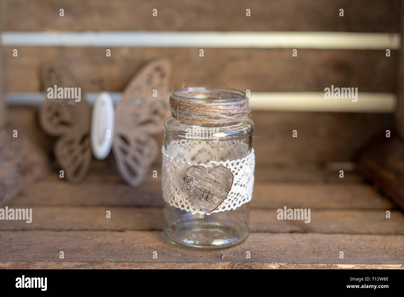 Verseuse en verre avec un coeur en bois. Vintage traitées. Copy space Banque D'Images