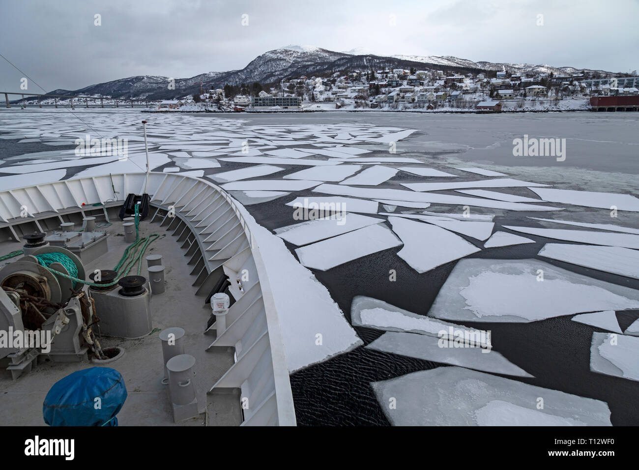 Un navire brise glace de mer cassée dans l'eau autour de l'Fjords norvégiens, au-delà du cercle arctique, au cours de l'hiver. Banque D'Images