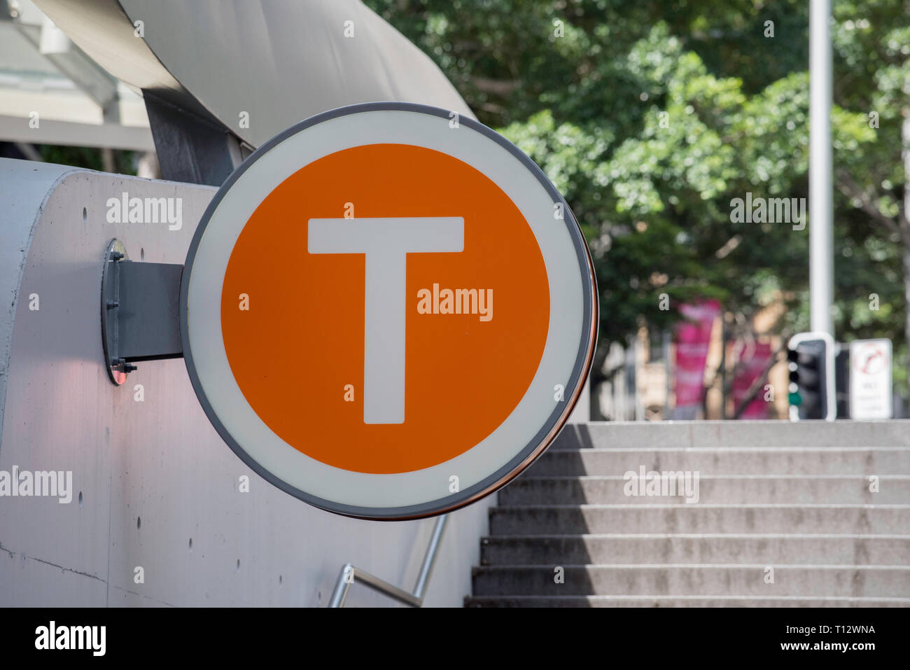 Une orange et blanc T pour panneau près de la gare de Wynyard station dans la ville de Sydney, Nouvelle Galles du Sud, Australie Banque D'Images