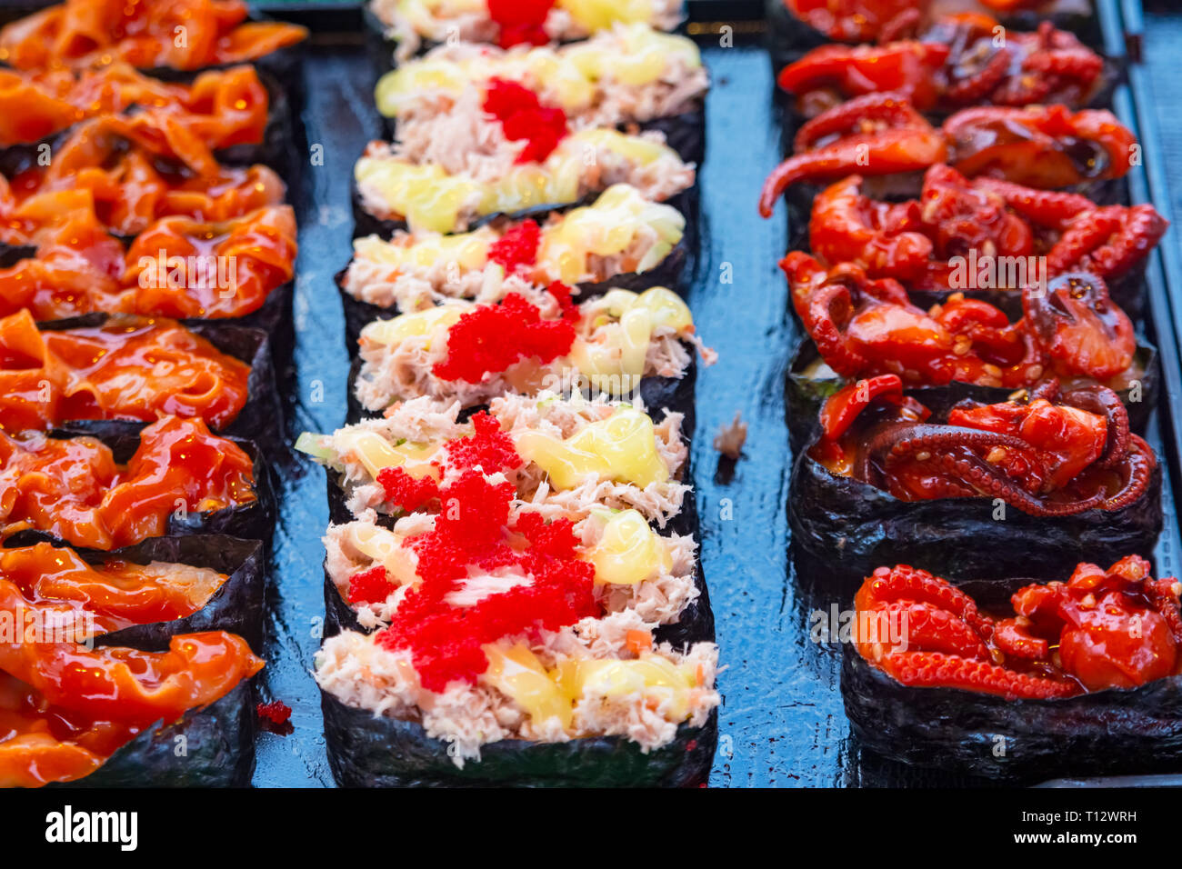 Rouleaux de sushi délicatesse japonaise. La cuisine traditionnelle japonaise à partir de riz et de poisson ou de fruits de mer. Un ensemble de délicieux plats raffinés dans un jour de marché en Thaïlande, un Banque D'Images