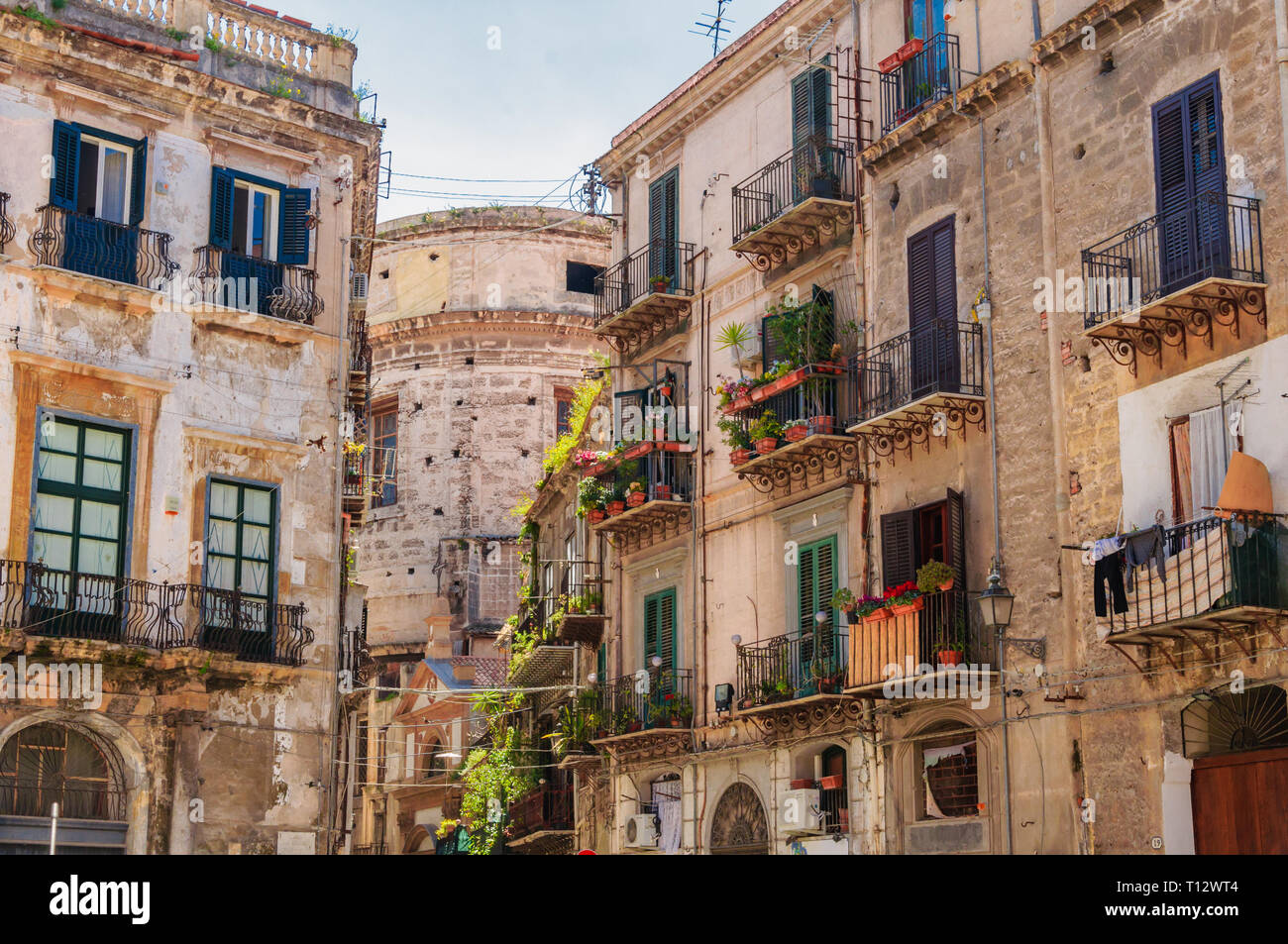 Palerme, Sicile, Italie : vue sur la rue des vieux bâtiments dans la partie historique de la ville Banque D'Images