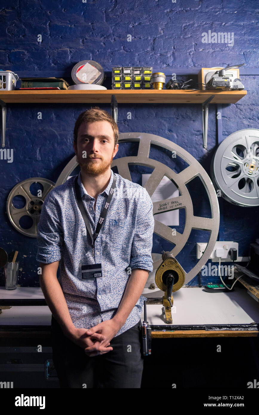 Un travailleur masculin sur Duke of York's photo chambre de coupe / salle de projection cinéma Banque D'Images
