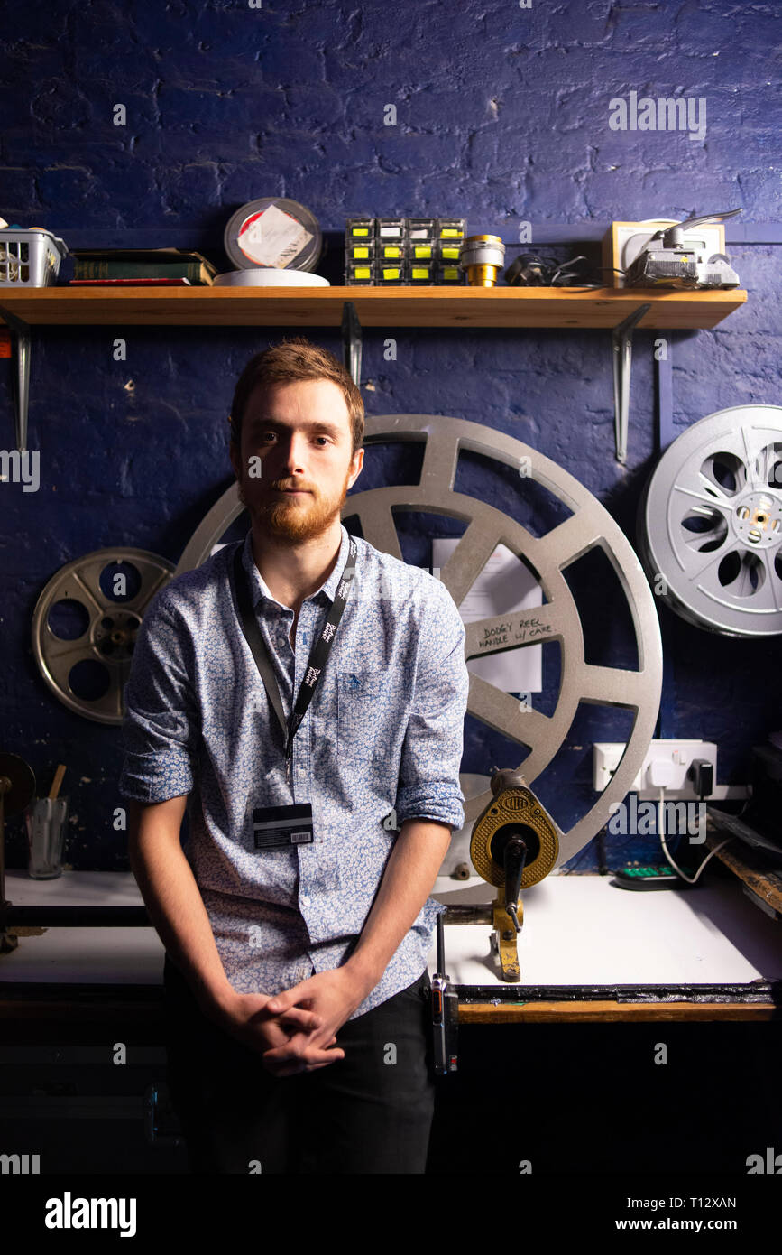 Un travailleur masculin sur Duke of York's photo chambre de coupe / salle de projection cinéma Banque D'Images