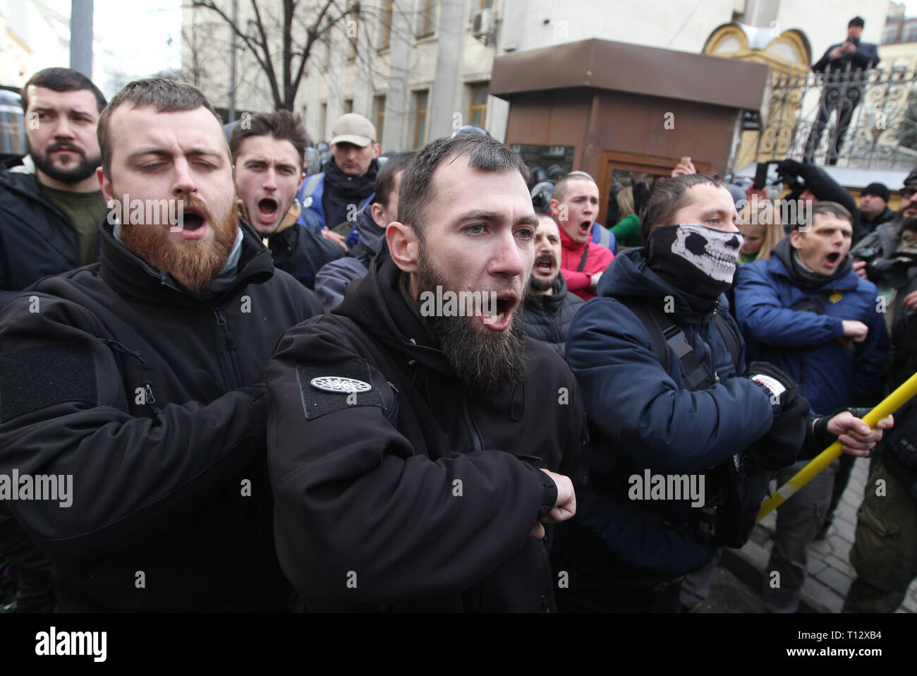 Les militants sont vu chanter comme ils prennent part au cours de la protestation anti-corruption. Militants et sympathisants de 'Corps' National parti nationaliste ukrainien et d'enquête de la demande d'arrestation de top figures dans un présumé scandale de corruption militaire, dont ils étaient accusés de profiter de la vente aux entreprises de défense de l'Etat à des prix exagérés des pièces militaires russes. Banque D'Images