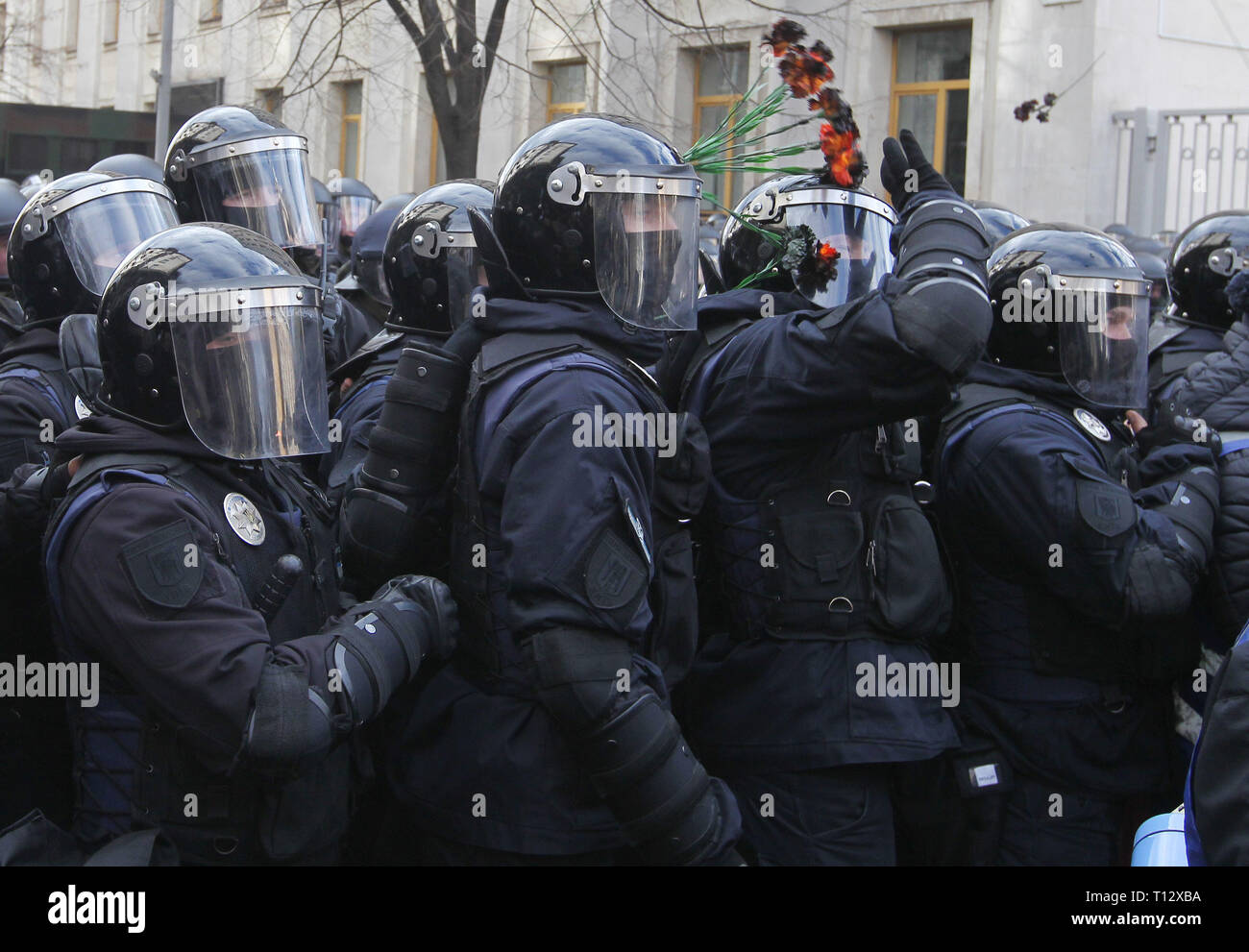Les agents de police anti-émeute sont vus en garde pendant la manifestation anti-corruption. Militants et sympathisants de 'Corps' National parti nationaliste ukrainien et d'enquête de la demande d'arrestation de top figures dans un présumé scandale de corruption militaire, dont ils étaient accusés de profiter de la vente aux entreprises de défense de l'Etat à des prix exagérés des pièces militaires russes. Banque D'Images