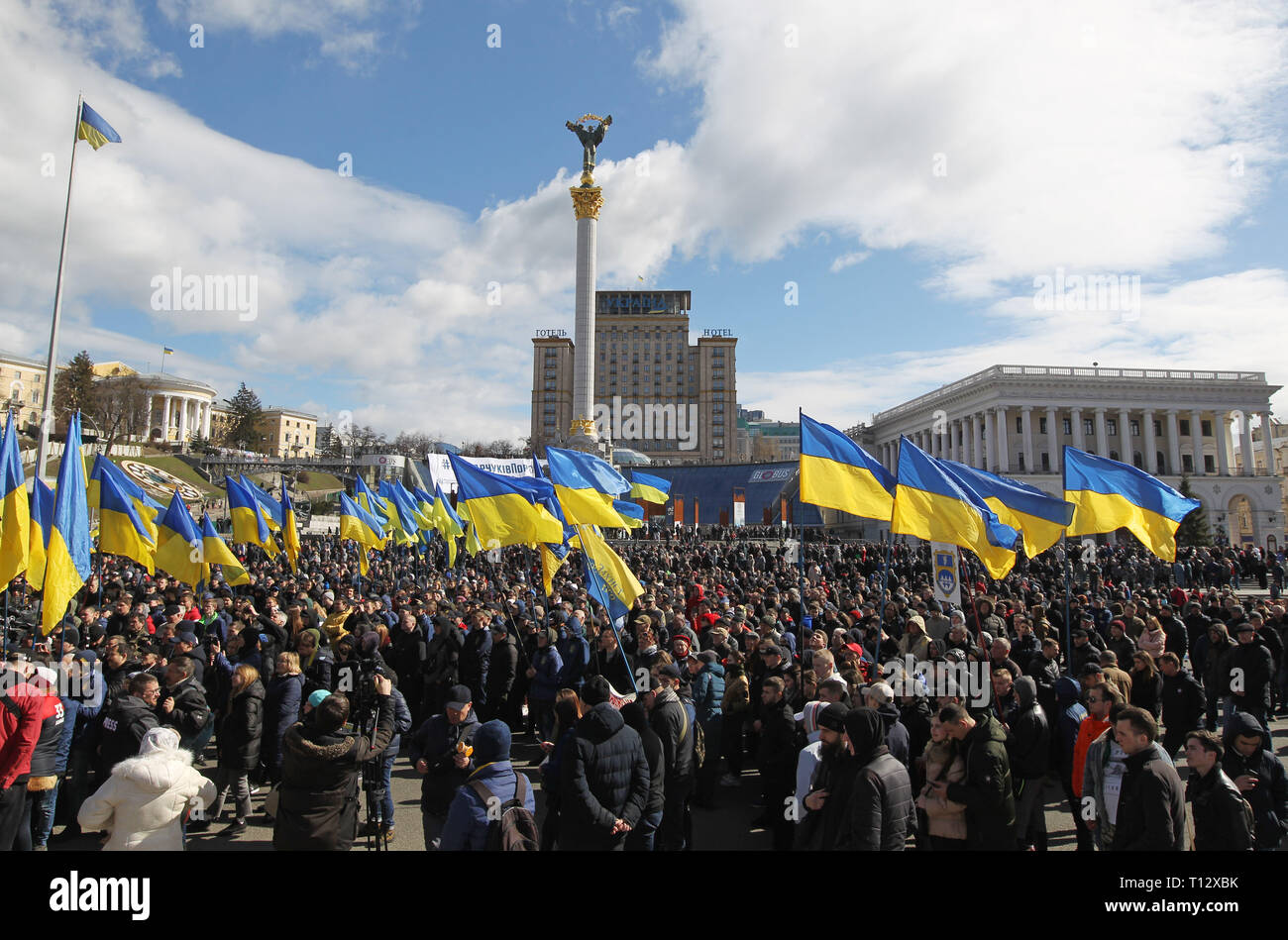 Les militants sont vus à l'extérieur rassemblement bâtiment présidentiel au cours de la protestation anti-corruption. Militants et sympathisants de 'Corps' National parti nationaliste ukrainien et d'enquête de la demande d'arrestation de top figures dans un présumé scandale de corruption militaire, dont ils étaient accusés de profiter de la vente aux entreprises de défense de l'Etat à des prix exagérés des pièces militaires russes. Banque D'Images