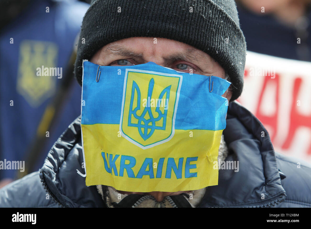 Une activiste vu couvrant son visage avec une bannière au cours de la protestation anti-corruption. Militants et sympathisants de 'Corps' National parti nationaliste ukrainien et d'enquête de la demande d'arrestation de top figures dans un présumé scandale de corruption militaire, dont ils étaient accusés de profiter de la vente aux entreprises de défense de l'Etat à des prix exagérés des pièces militaires russes. Banque D'Images