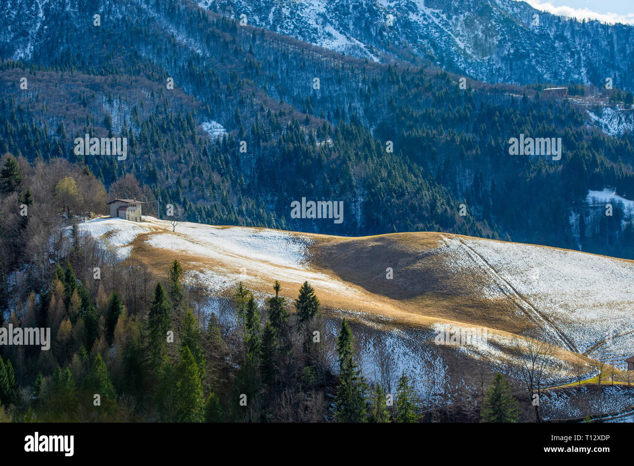 Snowy hill avec petite maison Banque D'Images