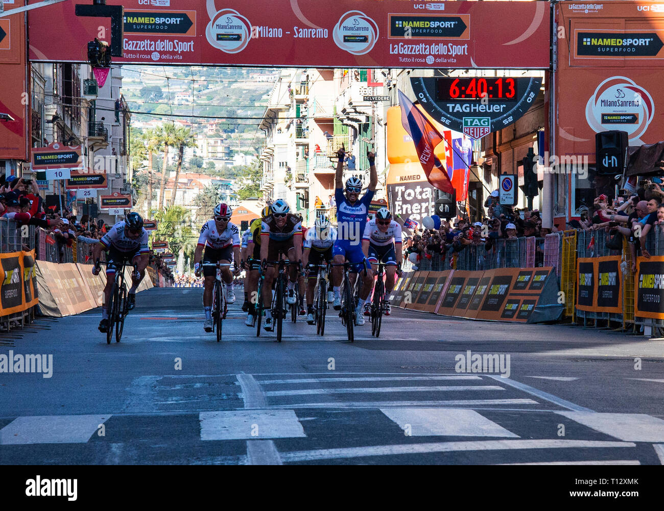 Julian Alaphilippe (Deceuninck - délicieuses), Oliver Naesen (AG2R La Mondiale), Michal Kwiatkowski (Team Sky), vu en action au cours de la 110ème Milan-Sanremo 2019 un 291km de course de Milan à Sanremo. Banque D'Images