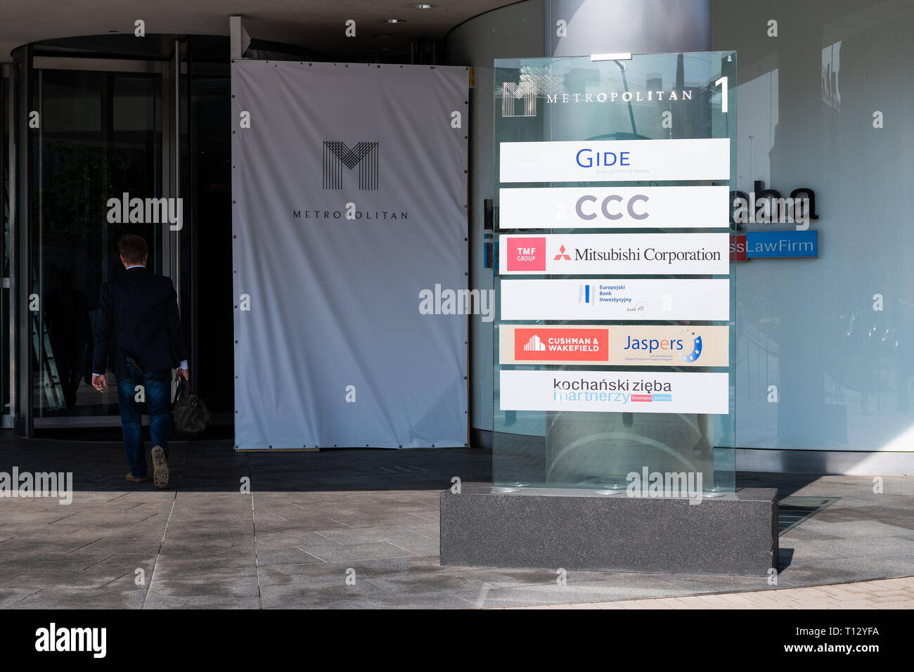 Varsovie, Pologne - 23 août 2018 : Extérieur de l'agglomération moderne centre d'affaires à signer pour des sociétés comme Gide, CCC et Mitsubishi Corporation Banque D'Images