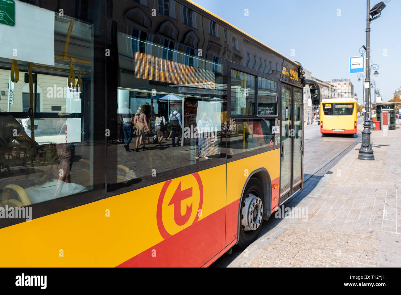 Varsovie, Pologne - 23 août 2018 : arrêt de bus pendant la journée sur la rue Krakowskie Przedmiescie route libre de couleur rouge orange Banque D'Images