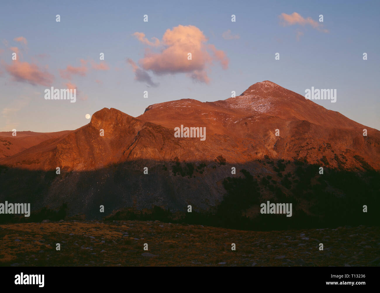 États-unis, Californie, Yosemite National Park, la pleine lune se lève sur le Mont Dana au coucher du soleil ; près de Tioga Pass. Banque D'Images